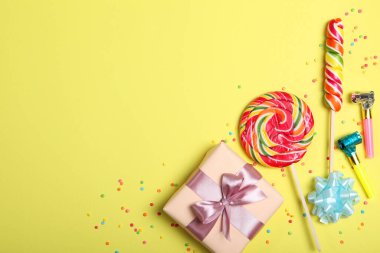 Bir parti ya da doğum günü için aksesuarları olan düz konum metin üstü görünümü için yeri olan renkli bir arkaplan üzerinde.