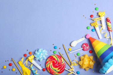 Bir parti ya da doğum günü için aksesuarları olan düz konum metin üstü görünümü için yeri olan renkli bir arkaplan üzerinde.