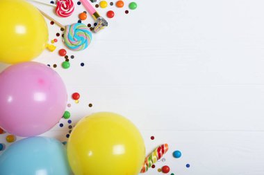 Bir parti veya doğum günü için aksesuarları olan düz dizgi kompozisyonu metin üstü görünümü için yeri olan hafif bir arkaplan üzerinde.