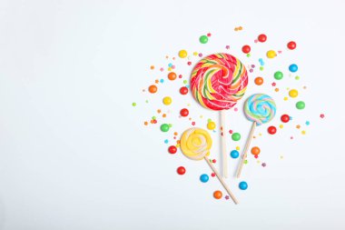 Hafif arkaplanda şekerler ve tatlılar, metin için yeri olan üst görünüm.