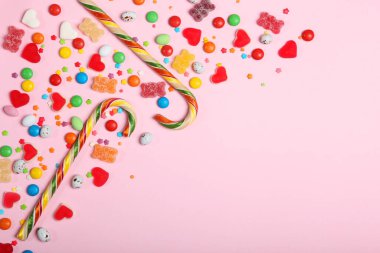 Renkli bir arkaplan görünümünde metin için yeri olan şekerler ve tatlılar.