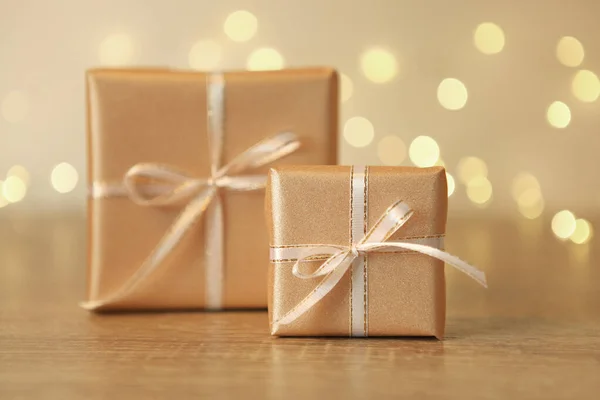 礼物盒在金光闪闪的背景上的包装 圣诞节 母亲节 — 图库照片