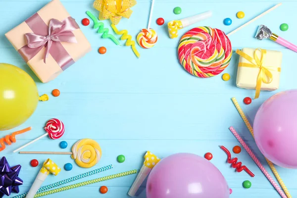 パーティーや誕生日のためのアクセサリー付きのフラットレイ構成テキストトップビューのための場所と色の背景 — ストック写真