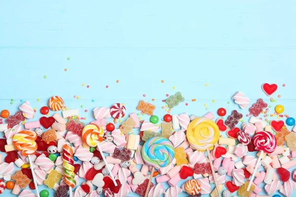 彩色背景色上的糖果和糖果 带有文字位置 — 图库照片