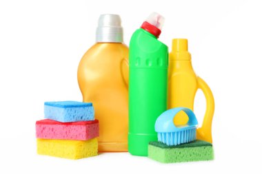 Temizlik ve dezenfeksiyon için kullanılan araçlar beyaz üzerine izole edildi.