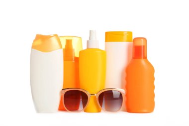 Güneş kremi beyaz üzerine izole edilmiş. Deriyi güneş ışığından korumak için. Cilt kanseri ve güneş yanığının önlenmesi.