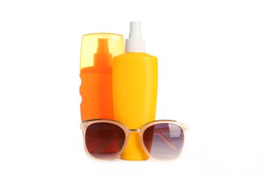 Güneş kremi beyaz üzerine izole edilmiş. Deriyi güneş ışığından korumak için. Cilt kanseri ve güneş yanığının önlenmesi.