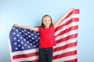 Elinde Amerikan bayrağı olan küçük pozitif bir kızın portresi.