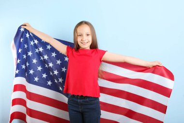 Elinde Amerikan bayrağı olan küçük pozitif bir kızın portresi.