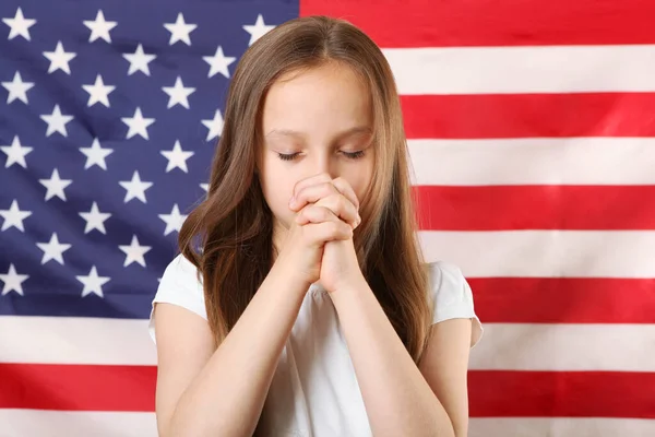 Portrét Malé Holčičky Která Založila Ruce Modlitbě Pozadí Americké Vlajky — Stock fotografie