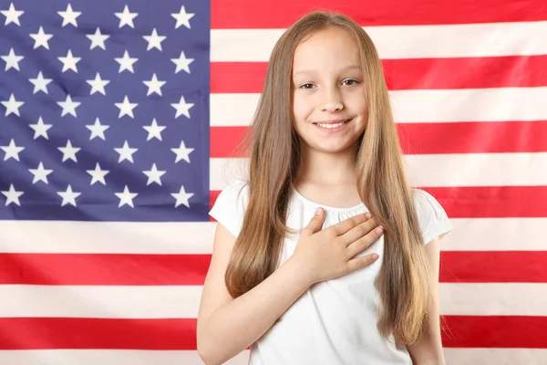 Portrét Dívky Rukou Srdci Pozadí Americké Vlajky — Stock fotografie