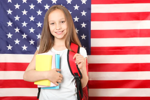Portrét Malé Holčičky Školním Batohem Pozadí Vlajky Ameriky Americké Vzdělávání — Stock fotografie