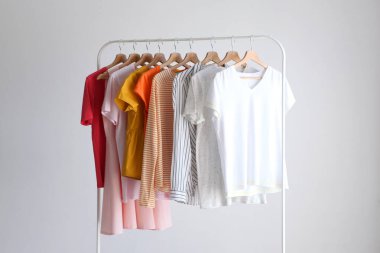 Moda kıyafetleri, kapalı alanda arka planda bir stantta. metin için yer