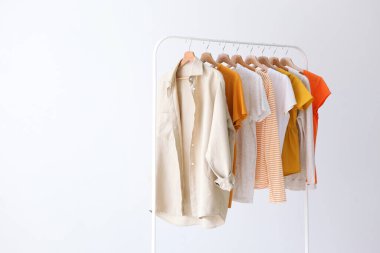Moda kıyafetleri, kapalı alanda arka planda bir stantta. metin için yer