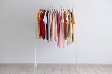 Moda kıyafetleri, kapalı alanda arka planda bir stantta. metin için yer