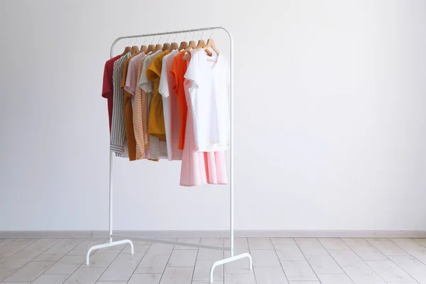 Mode Kleding Een Standaard Een Lichte Achtergrond Binnen Plaats Voor — Stockfoto