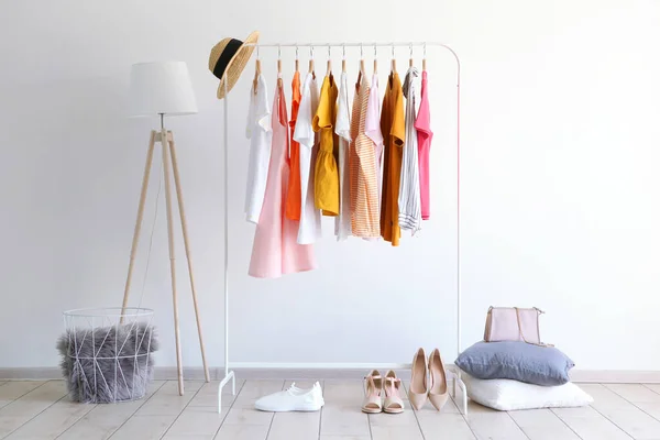Roupa Moda Uma Prateleira Interior Quarto Brilhante — Fotografia de Stock