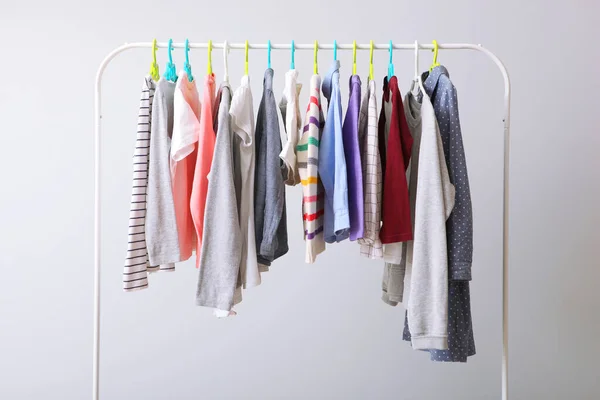 Ropa Los Niños Estante Sobre Fondo Claro Ropa Para Niños — Foto de Stock