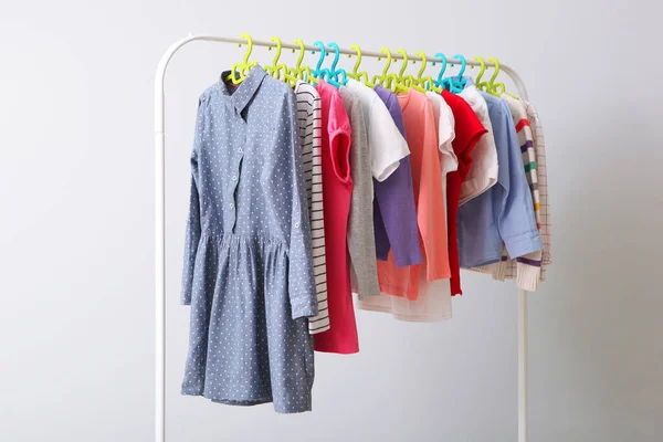 Ropa Los Niños Estante Sobre Fondo Claro Ropa Para Niños — Foto de Stock