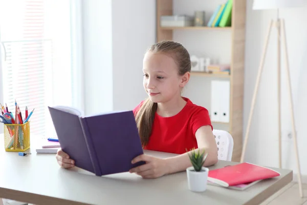 Kleines Mädchen Liest Hause Ein Buch — Stockfoto