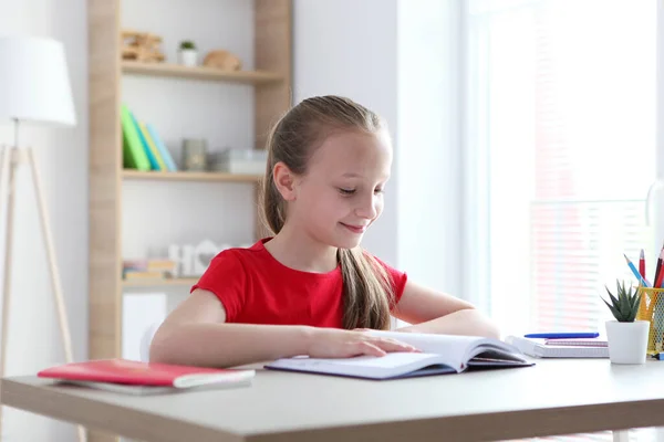 Klein Meisje Leest Een Boek Thuis — Stockfoto