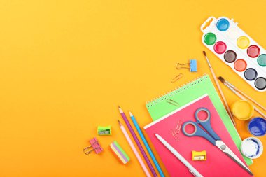 Renkli arka plan manzaralı okul ofisi. Ofis, öğrenci ofisi. Okula dönüş kavramı. mesaj için yer. Düz Yatay