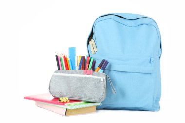 sırt çantası ve okul kırtasiyesi beyaza izole edildi