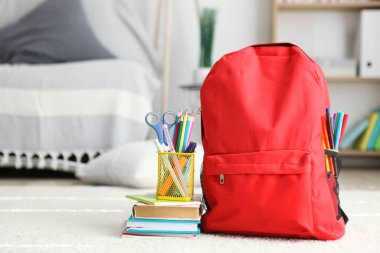 Okul çantası ve kırtasiye malzemeleri parlak bir odada. Okula hazırlanıyorum. Okula dönelim. Mesaj için yer. Ulusal Okul Sırt Çantası Farkındalık Günü