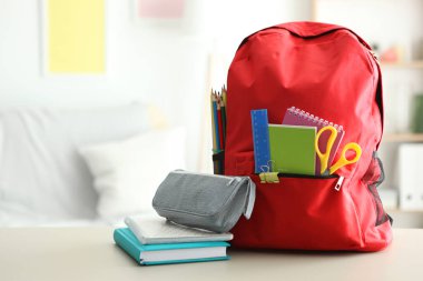 Okul çantası ve kırtasiye malzemeleri parlak bir odada. Okula hazırlanıyorum. Okula dönelim. Mesaj için yer. Ulusal Okul Sırt Çantası Farkındalık Günü