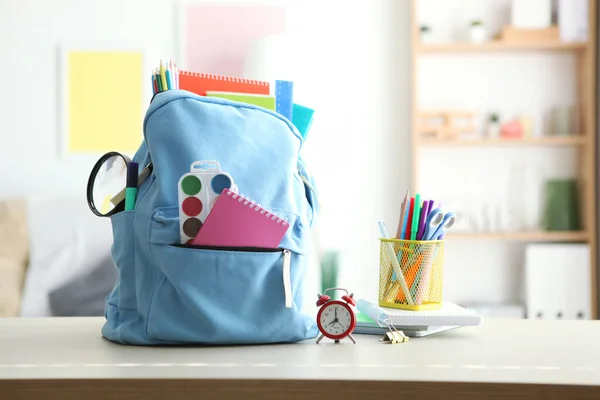 学校的背包和文具放在明亮的房间里 准备上学 回学校去文字的位置 全国学校背包宣传日 — 图库照片