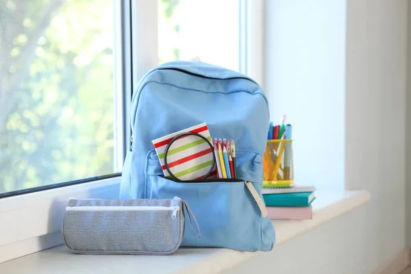Σχολική Τσάντα Και Χαρτικά Ένα Φωτεινό Δωμάτιο Προετοιμασία Για Σχολείο — Φωτογραφία Αρχείου