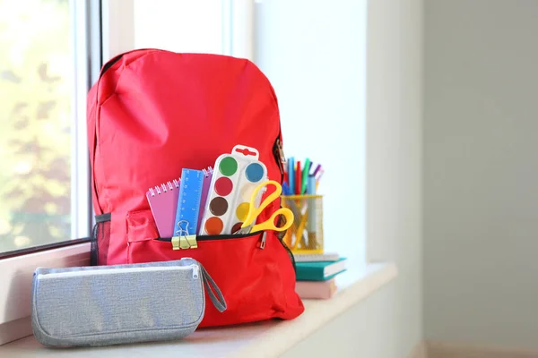 Σχολική Τσάντα Και Χαρτικά Ένα Φωτεινό Δωμάτιο Προετοιμασία Για Σχολείο — Φωτογραφία Αρχείου