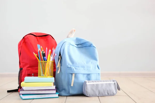 Skola Ryggsäck Och Brevpapper Ett Ljust Rum Förbereder För Skolan — Stockfoto