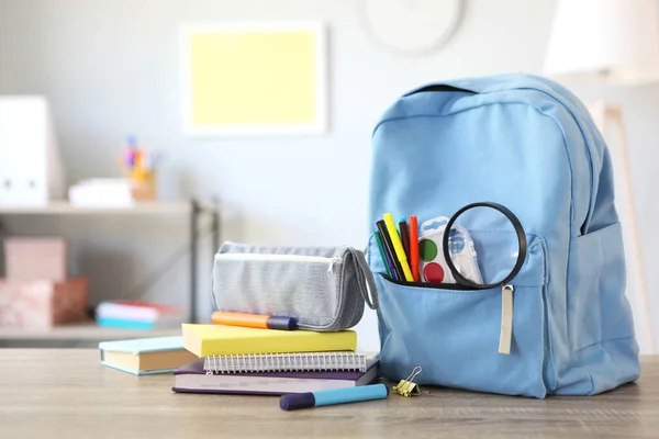 Mochila Escolar Papelería Una Habitación Luminosa Preparándose Para Escuela Vuelta —  Fotos de Stock