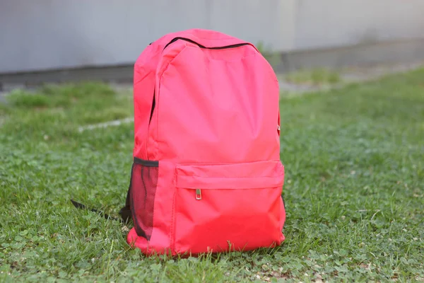 Schoolrugzak Het Gras Buiten — Stockfoto