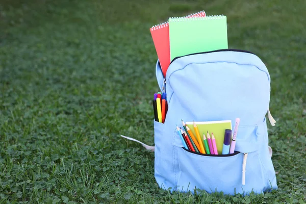 Σχολική Τσάντα Στο Γρασίδι Έξω — Φωτογραφία Αρχείου