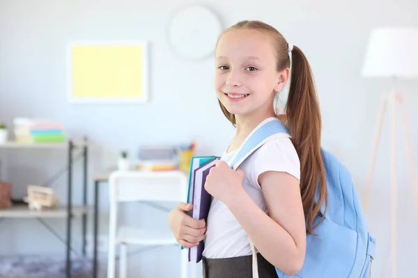 Linda Estudante Com Uma Mochila Interior Uma Sala Brilhante Volta — Fotografia de Stock