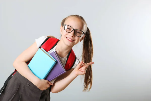 Porträtt Glad Skolflicka Med Ryggsäck Och Brevpapper Lätt Bakgrund Plats — Stockfoto