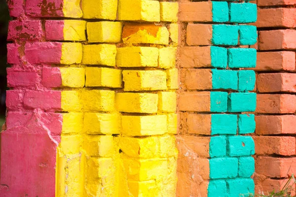 Kırmızı, Turuncu, sarı ve mavi renkli kombinasyon. Renkli tuğlalarla eski desenli hasar duvarı..
