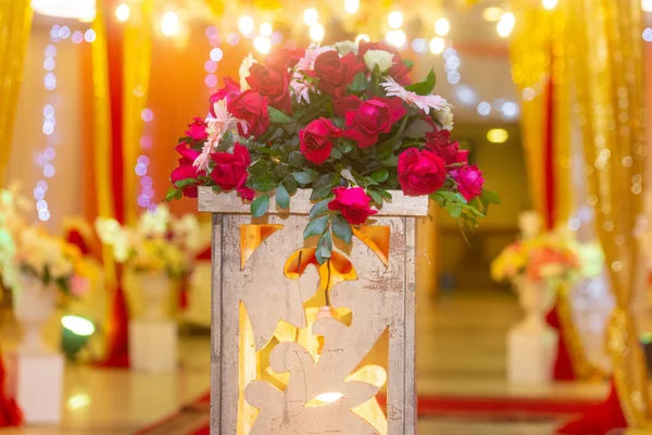 Éclairage coloré avec des pinceaux de fleurs à la décoration de mariage au Bangladesh . — Photo
