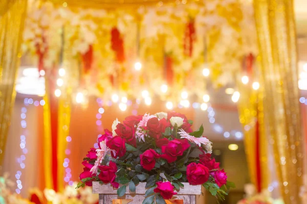 Iluminação colorida com manchas negras de flores na decoração do casamento em Bangladesh . — Fotografia de Stock