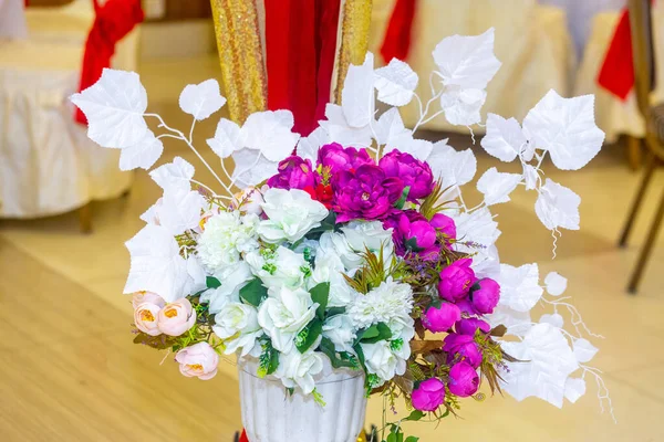 Rosa e branco flor de papel feito à mão no casamento Decoração de mesa em Bangladesh . — Fotografia de Stock