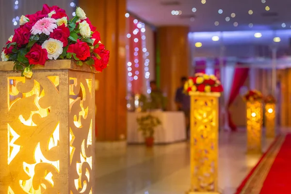 Boîte à lumière colorée avec fleurs en papier Décoration de mariage dans un mariage traditionnel au Bangladesh . — Photo