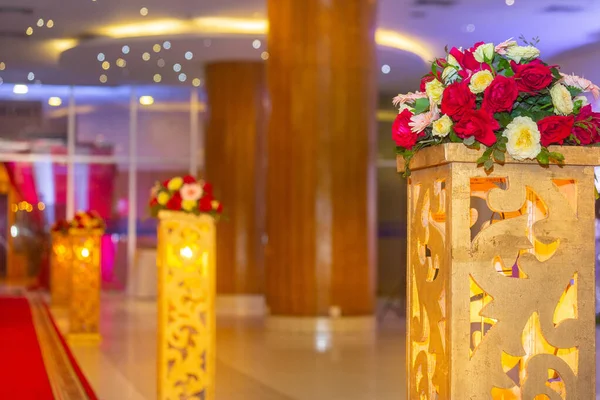 Caja de luz colorida con flores de papel Decoración de la boda en la boda tradicional en Bangladesh . — Foto de Stock