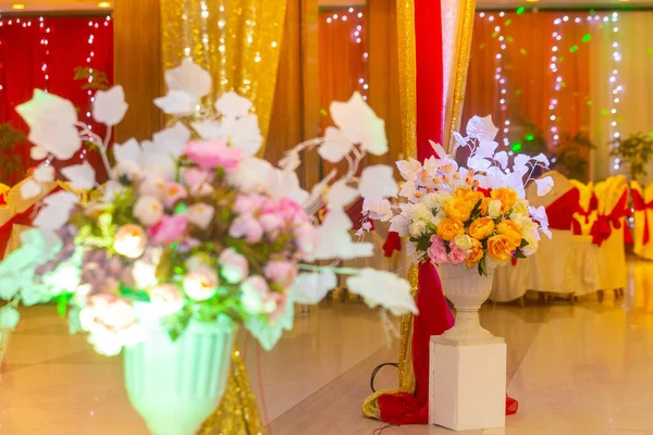 Caixa de luz colorida com flores de papel Decoração de casamento em casamento tradicional em Bangladesh . — Fotografia de Stock