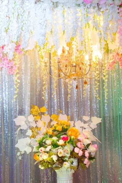 Ręcznie robione kwiaty papieru i dekoracyjne oświetlenie, Scena dekoracji ślubnej w Bangladeszu. — Zdjęcie stockowe