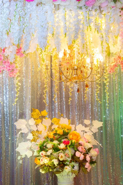 Flor de papel feito à mão e iluminação decorativa, palco de decoração de casamento em Bangladesh . — Fotografia de Stock