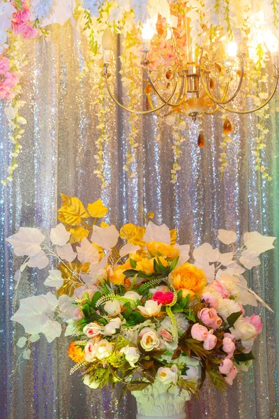 Fiori di carta fatti a mano e illuminazione decorativa, fase di decorazione di nozze in Bangladesh . — Foto Stock