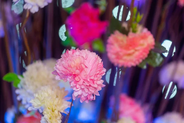 Palillo de flor de papel hecho a mano e iluminación colorida . — Foto de Stock