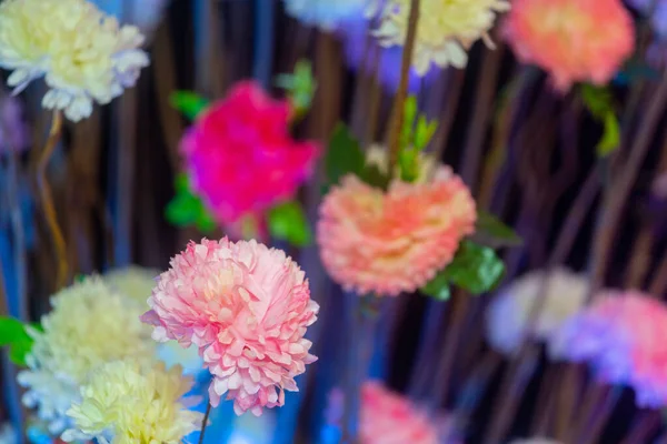 Palillo de flor de papel hecho a mano e iluminación colorida . — Foto de Stock